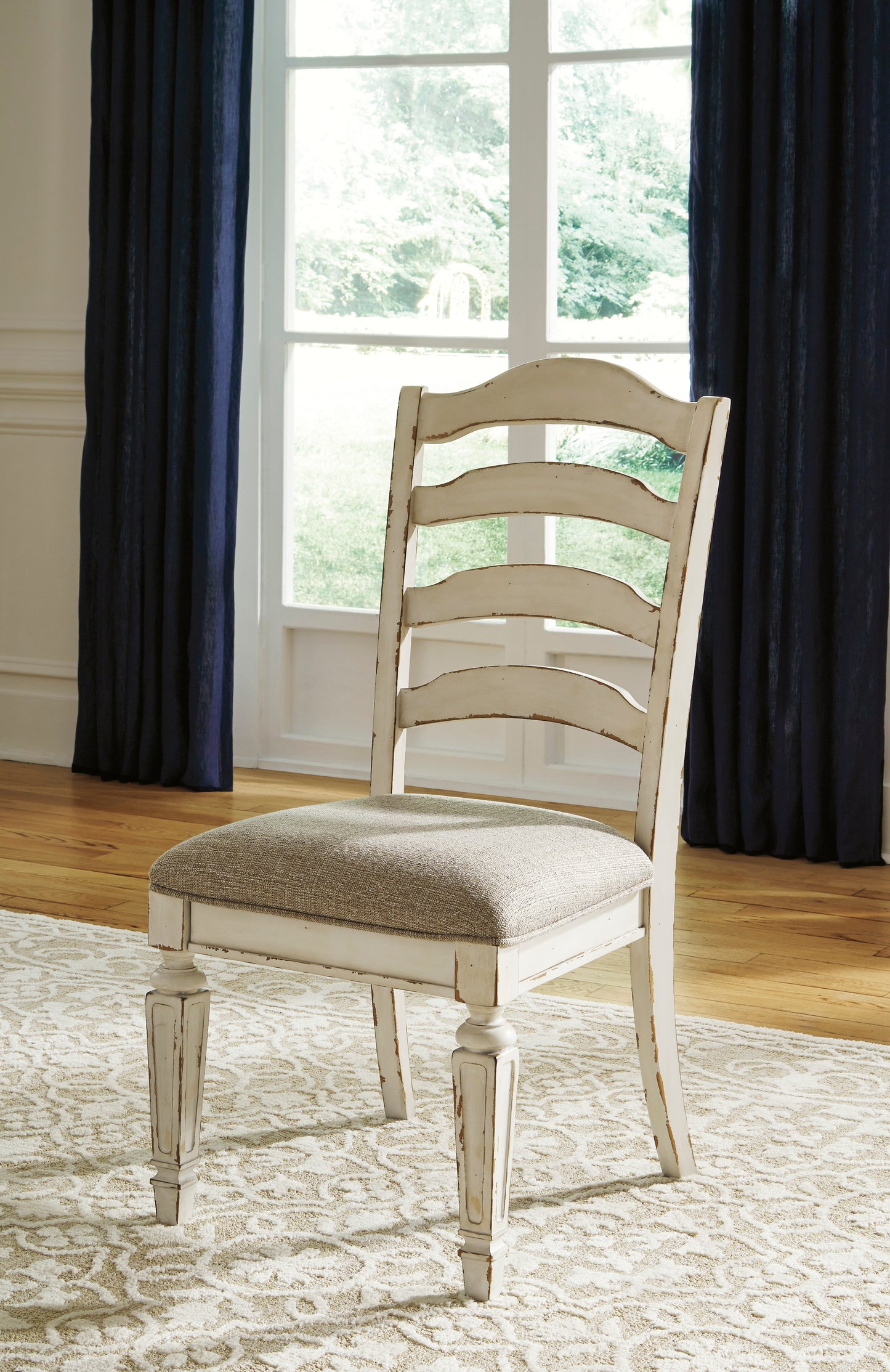 Realyn Chipped White 7 Pc. Oval Table Set