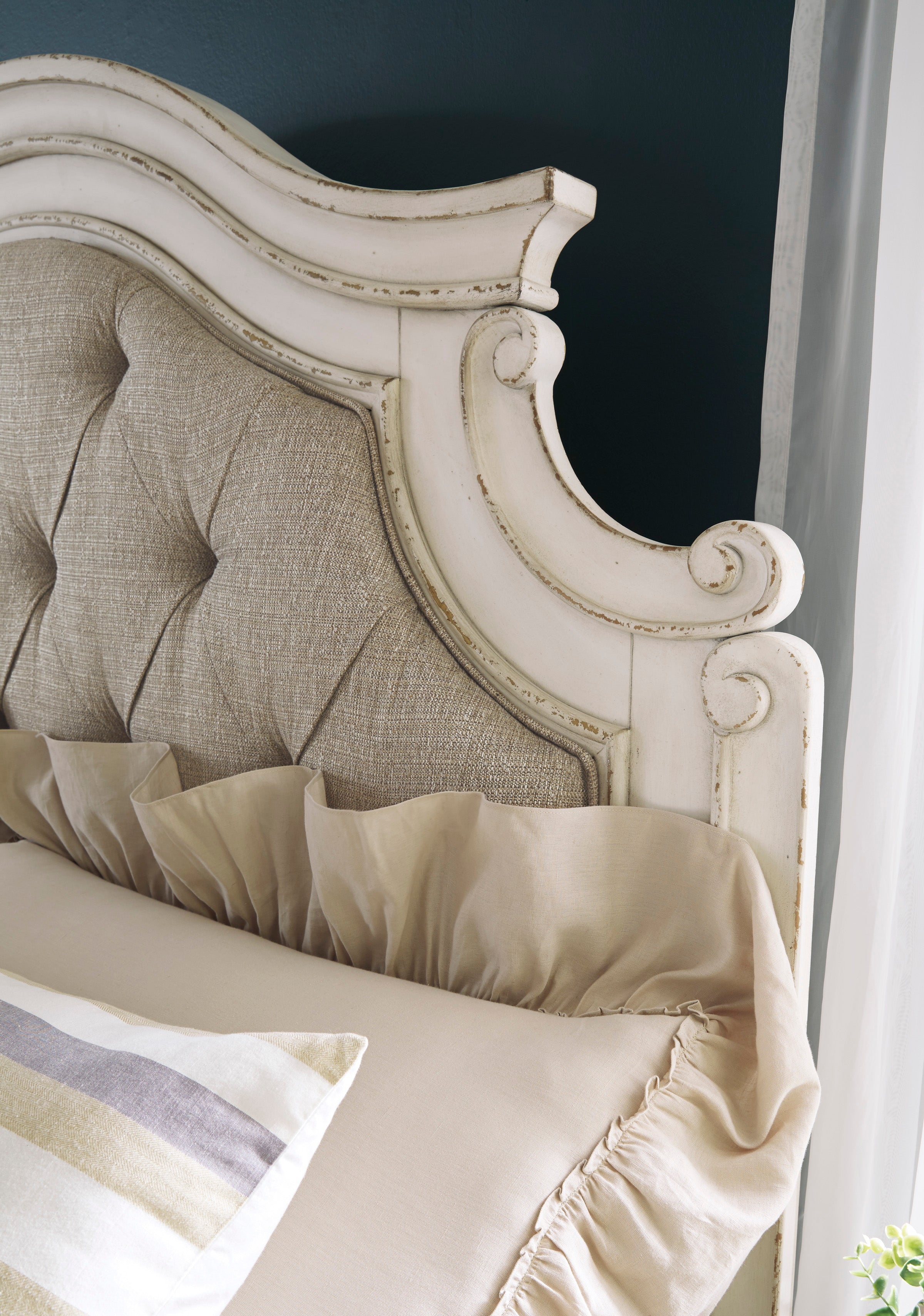 Realyn king upholstered panel bed hotsell